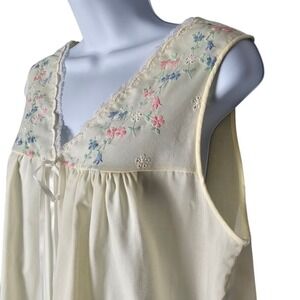 Lorraine Vintage Cream Floral Embroidered Traditional Nightgown Small Made in US